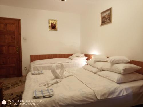 1 queen bed, 1 twin bed