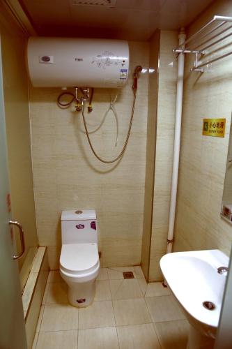 Standard Twin Room image 5