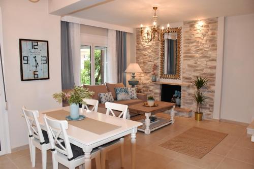  Stylish family villa 100m from the beach and town center in Pefkochori