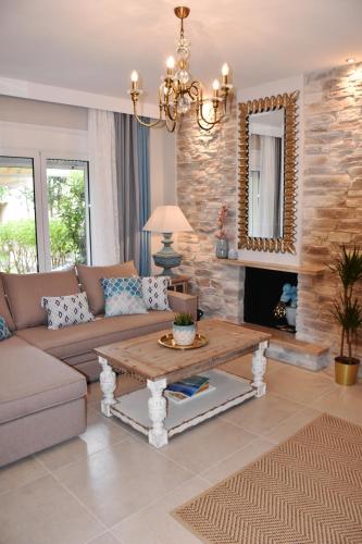 Stylish family villa 100m from the beach and town center in Pefkochori