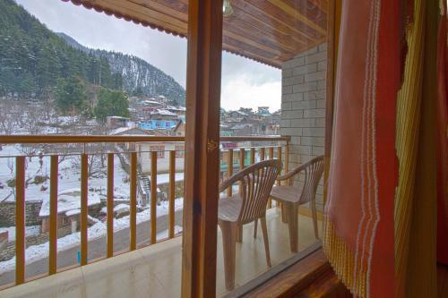 Sarthak Resorts-Reside in Nature with Best View, 9 kms from Mall Road Manali