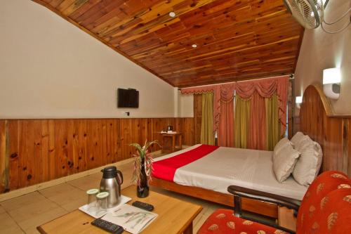 Sarthak Resorts-Reside in Nature with Best View, 9 kms from Mall Road Manali