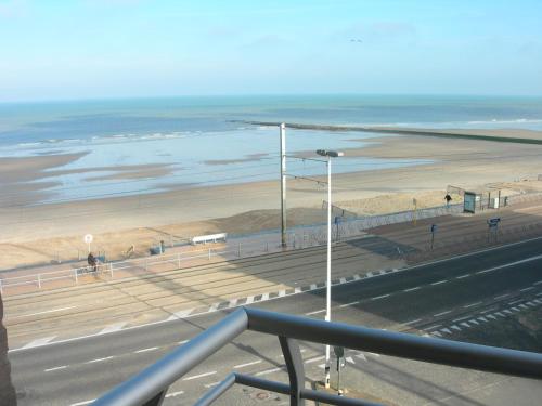 Studio apartment 'De Strandwandeling' with frontal sea view near Ostend