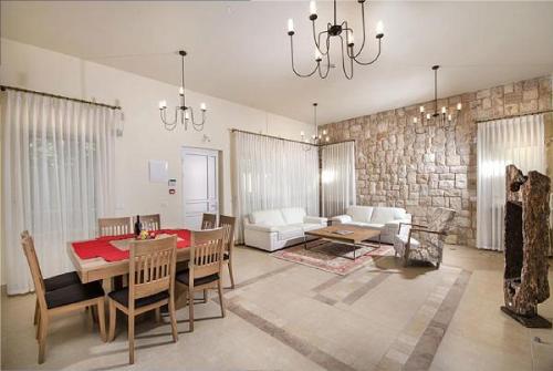 Közös társalgó / TV, Villar Suites in Rosh Pina