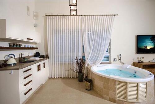 Pezsgőfürdő, Villar Suites in Rosh Pina