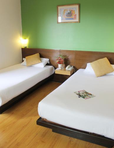 2 twin beds