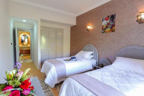 2 bedrooms, 5 beds