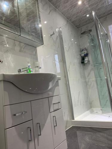 Baño, Entire 6 Bed 5 Star Luxury House FREE WiFi nice views in Burnley