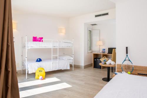 2 twin beds, 1 bunk bed