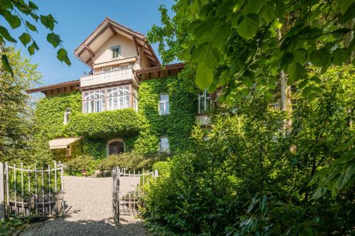 Art Deco Villa Mon Abri BnB - Accommodation - Goldau