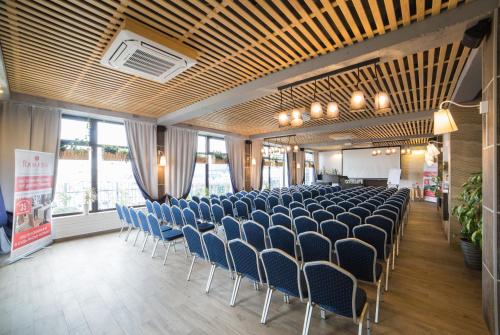 Lviv Ramada Hotel - image 13