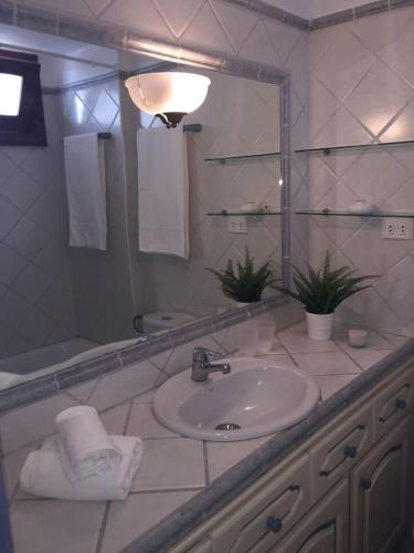 5 min walk from Yumbo! 417 4
