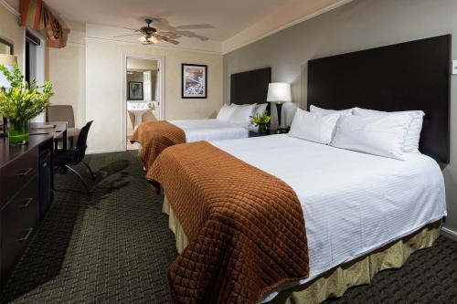 Deluxe Queen Room with Two Queen Beds image 8