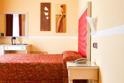 1 queen bed, 1 twin bed