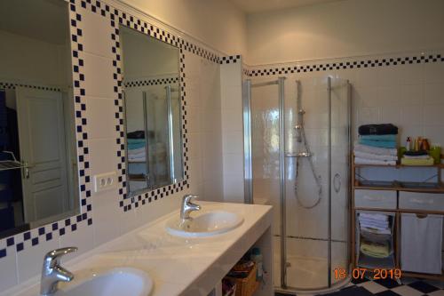 Shower, Les Chambres de Carreau in Meilhan-sur-Garonne