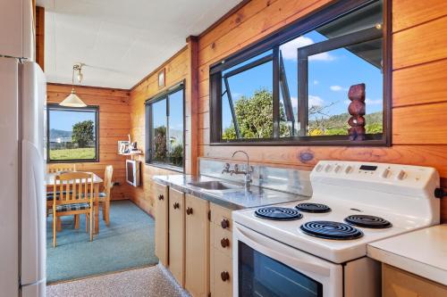 Konyha, Airi Kainga - Seaside Escape in Te Kaha