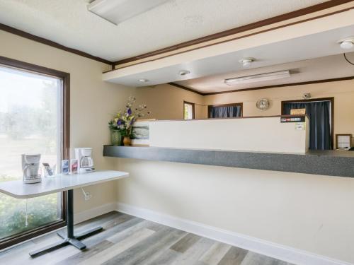 Raceway Inn - image 9
