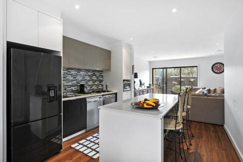. Gorgeous 2 Bedroom Townhouse - Free Parking - Free WIFI