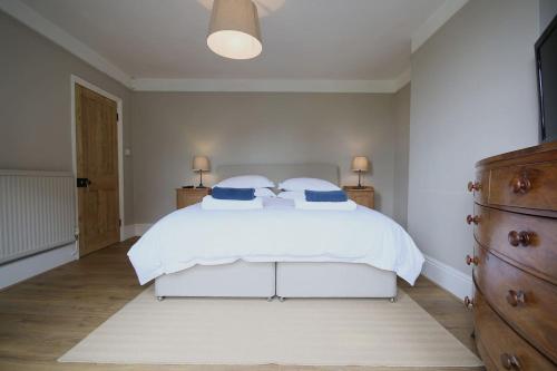 Salisbury 5 bedroom, 7 bed townhouse gîte à louer Old Sarum Castle