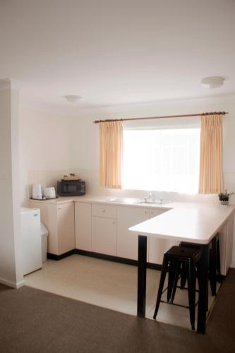 ห้องครัว, ไฮเวย์ อินน์ โมเต็ล (Highway Inn Motel) in เฮย์