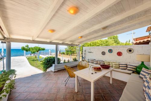 Kiko, the Coastline house in Paralia Niforeikon