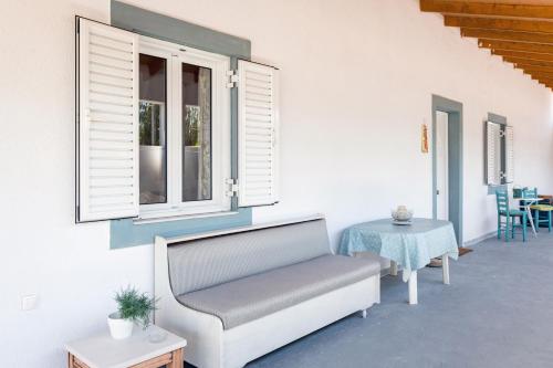 Kiko, the Coastline house in Paralia Niforeikon