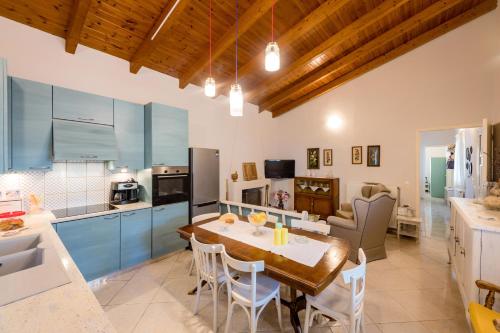 Kiko, the Coastline house in Paralia Niforeikon