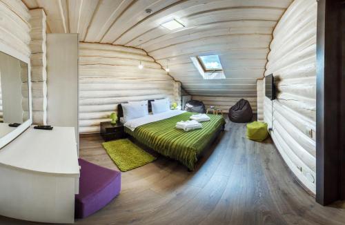 1 queen bed, 1 sofa bed