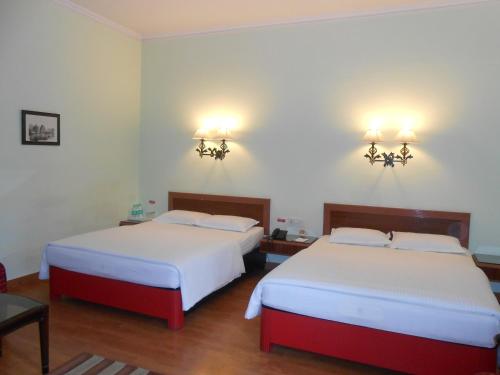 Executive Queen Room with Two Queen Beds image 3