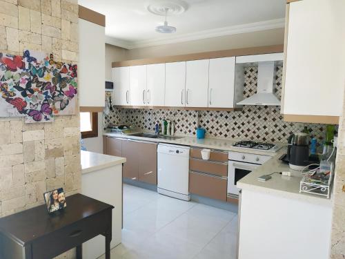  Egzotik Taş Villada Bir Oda in Davutlar