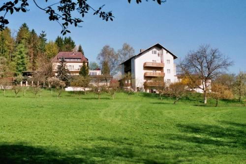 蘭德豪斯瓦德費登住宿加早餐旅館 (Landhaus Waldfrieden) in 拉斯尼宗赫