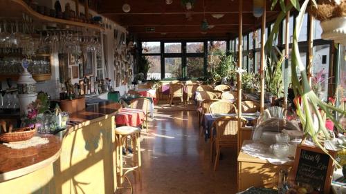 餐廳, 蘭德豪斯瓦德費登住宿加早餐旅館 (Landhaus Waldfrieden) in 拉斯尼宗赫