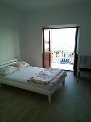  Cozy seaside apartment, Unterkunft in Živogošće