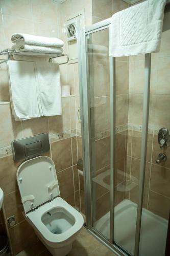 Standard Twin Room room in Yuksel Hotel