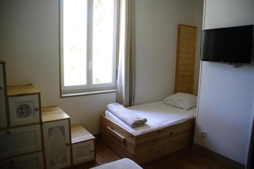 1 queen bed, 3 twin beds