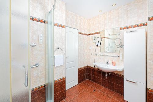 Chambre triple, piscine