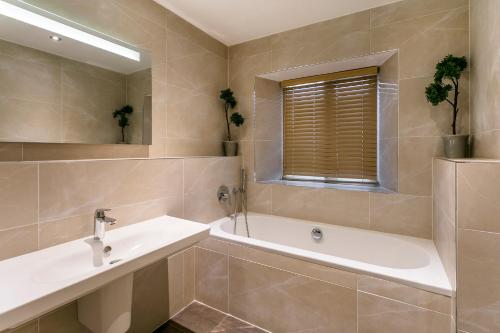 The Lodge @ Carus Green - image 6