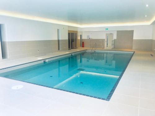 泳池, 11 Woolacombe West - Luxury Apartment at Byron Woolacombe, only 4 minute walk to Woolacombe Beach! in 烏爾拉考姆比