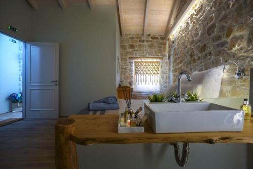 Paxos Fairytales Lovenest 1 4