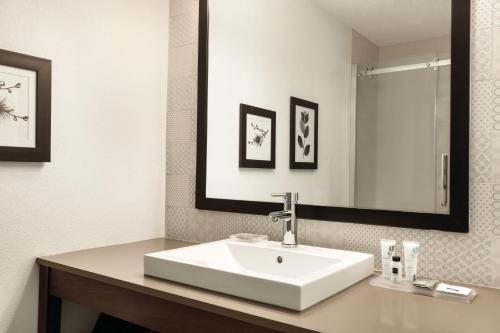 Country Inn & Suites by Radisson Buffalo MN - image 9