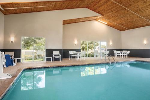 Swimming pool, Country Inn & Suites by Radisson, Buffalo, MN in Buffalo (MN)