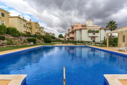  FLH Albufeira Bright Flat with Pool, Ferienwohnung in Albufeira