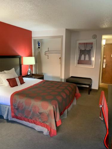 Ramada by Wyndham Marquette - image 5