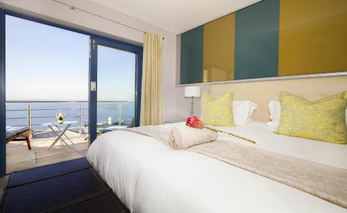 Magellans Hotel Room Type - Deluxe Double Room with Side Sea View