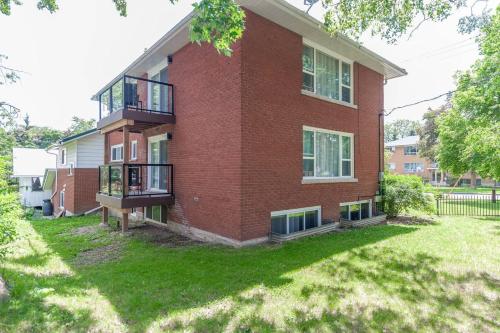 ENTIRE 2 BEDROOM APARTMENT UPTOWN WATERLOO - e2