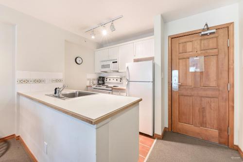 One-Bedroom Apartment image 7