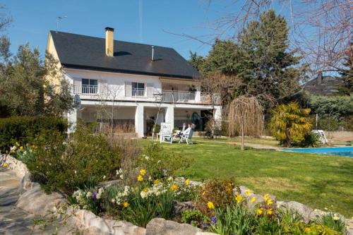 Kert, The Yellow House in Mataelpino