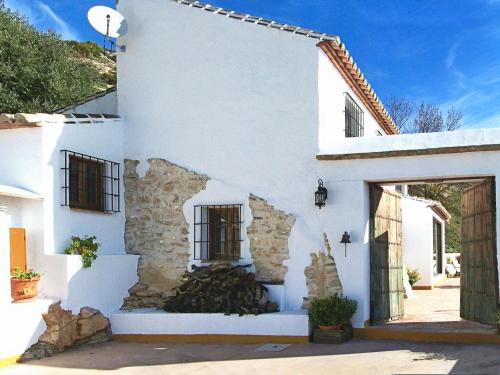  Authentic country home with private swimming pool near the Torcal de Antequera nature park, Unterkunft in La Joya