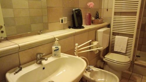 Corte Posta B&B - parcheggio e bagno in camera - ideale per Coppie, Soggiorni di lavoro, Viaggiatori interessati a arte e cultura, Mantua (Foto 8)