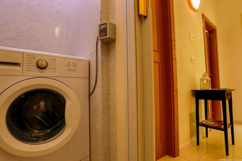 Gordon's Apartment - image 5